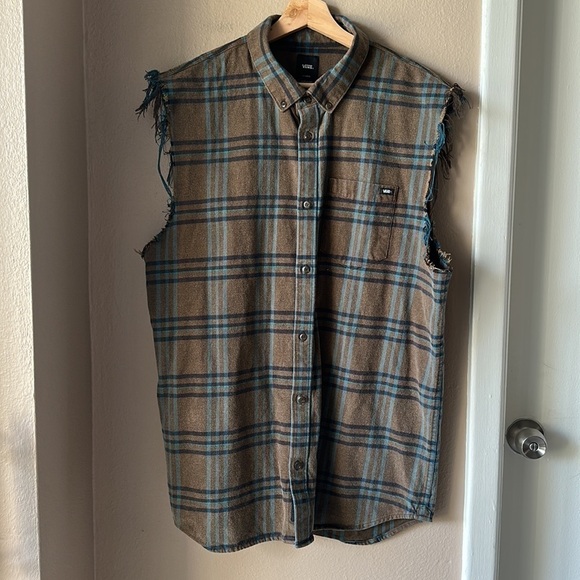 VANS Plaid Cut Off Classic Fit Muscle Button Down Shirt - Picture 2 of 7